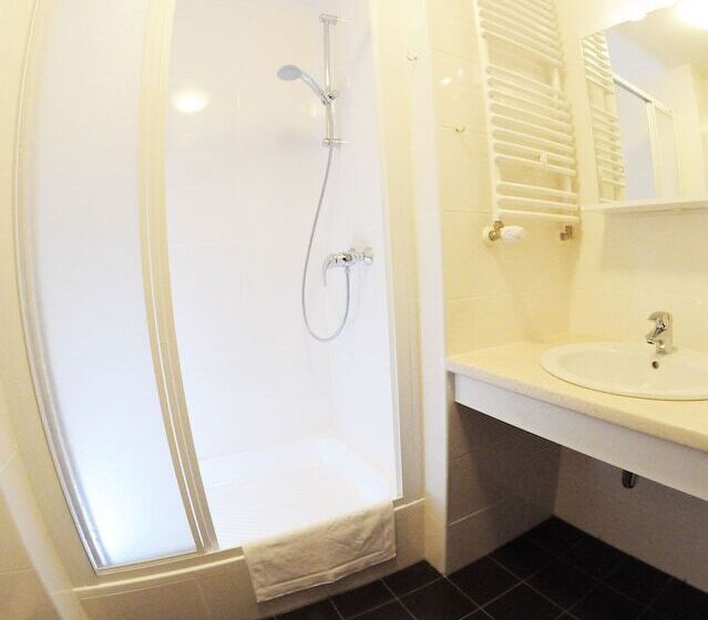 هتل Iskra By Katowice Airport