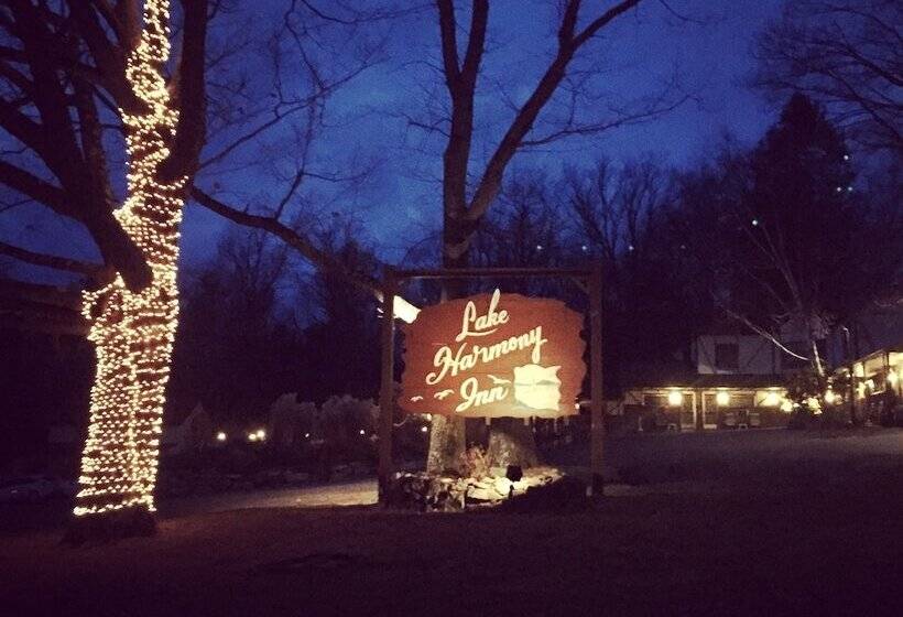 בית מלון כפרי Lake Harmony Inn