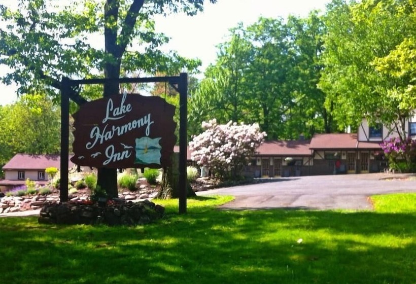 בית מלון כפרי Lake Harmony Inn