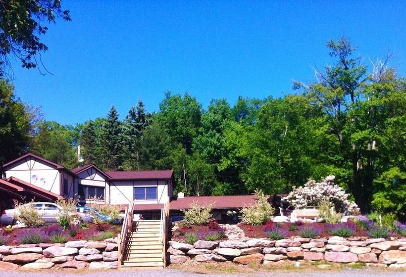 בית מלון כפרי Lake Harmony Inn