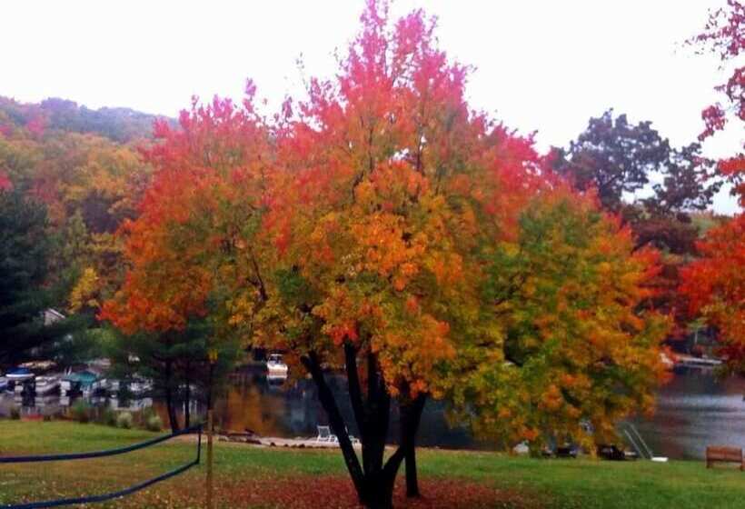 בית מלון כפרי Lake Harmony Inn