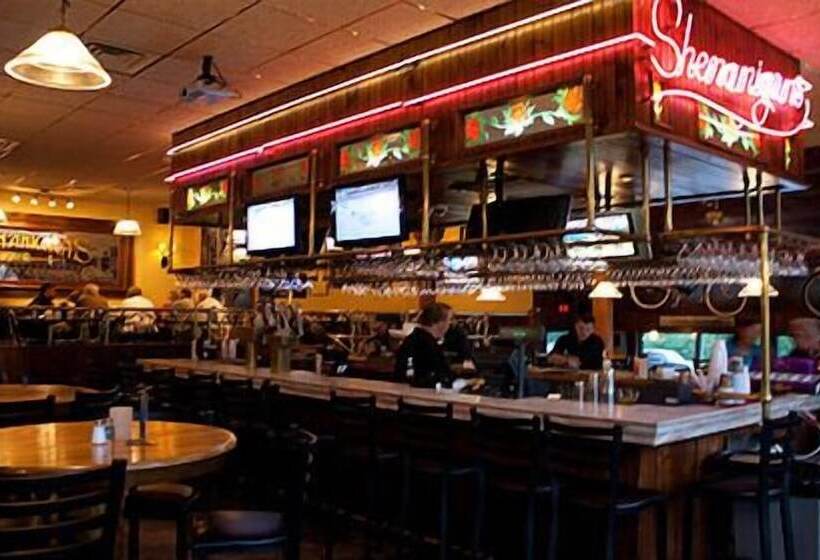 בית מלון כפרי Lake Harmony Inn