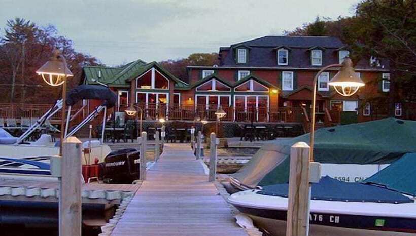 בית מלון כפרי Lake Harmony Inn