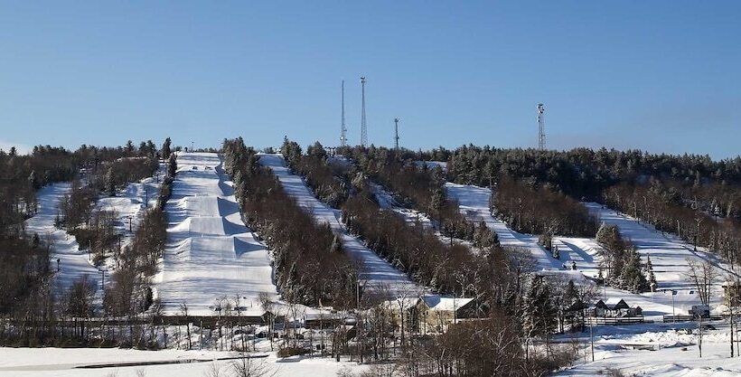 בית מלון כפרי Lake Harmony Inn