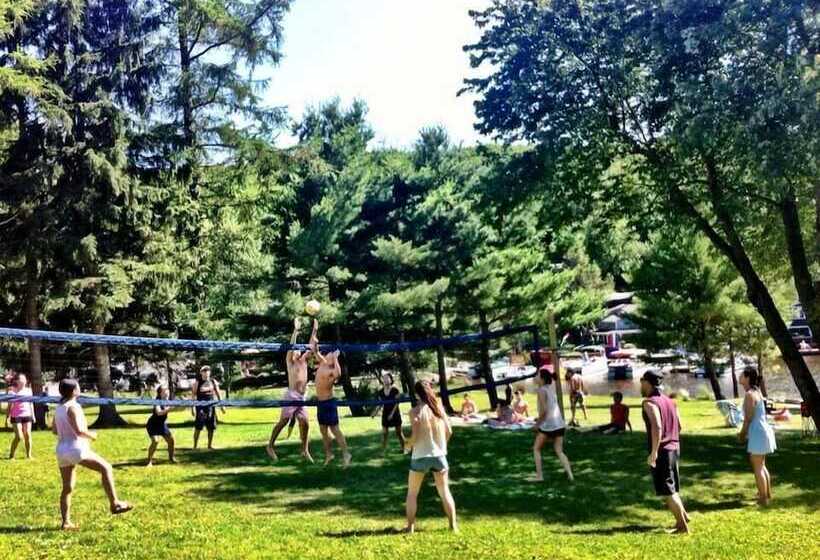 בית מלון כפרי Lake Harmony Inn