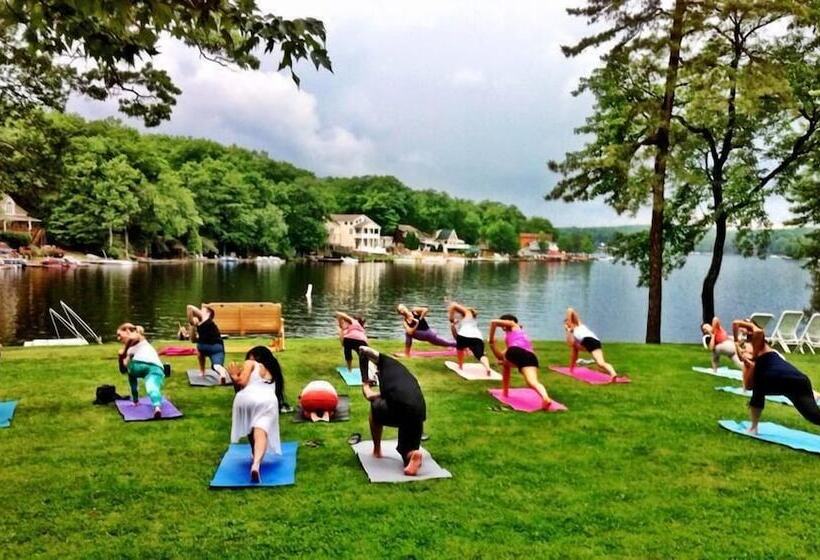 בית מלון כפרי Lake Harmony Inn