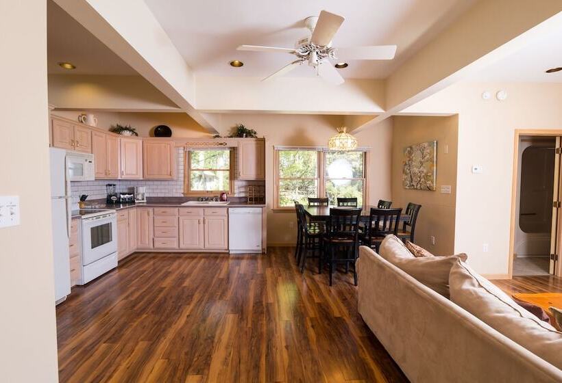 בית מלון כפרי Lake Harmony Inn