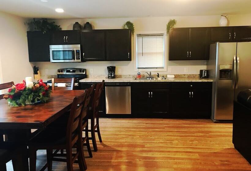 בית מלון כפרי Lake Harmony Inn