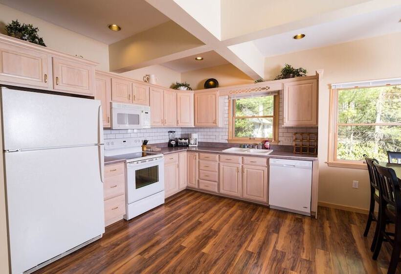 בית מלון כפרי Lake Harmony Inn