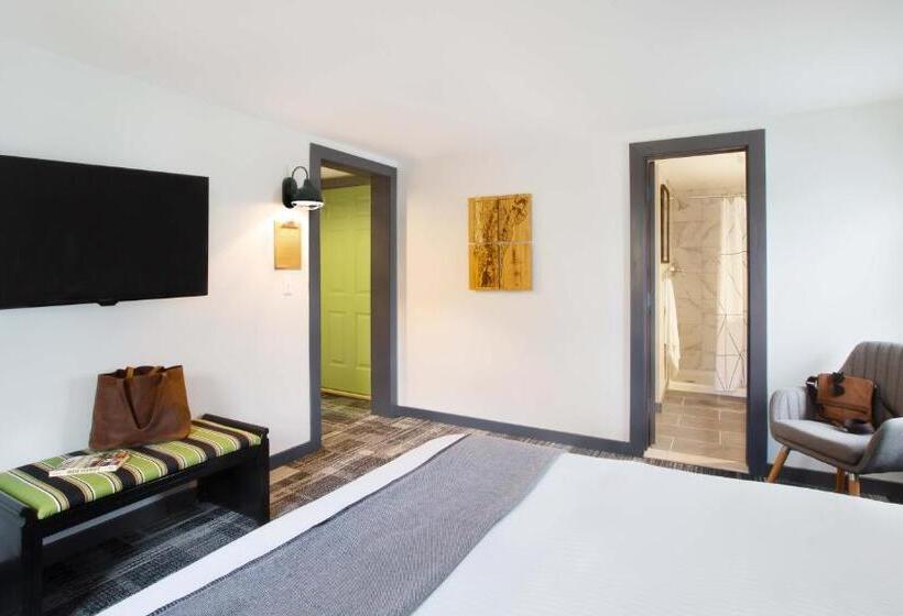 هتل Main And Mountain