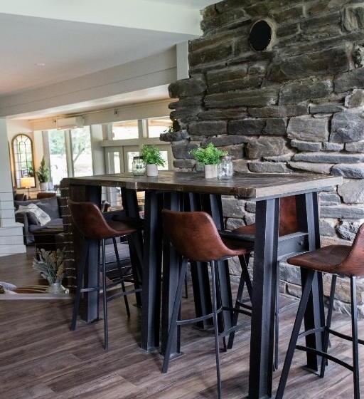 هتل Mountain Meadows Lodge