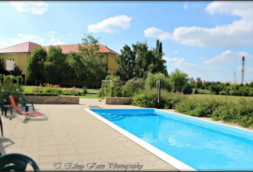 Отель Plauter Kúria