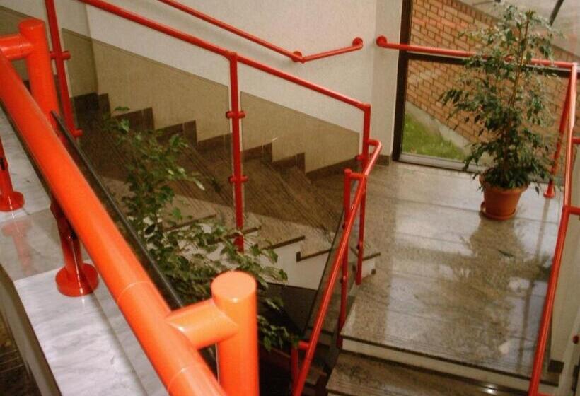 酒店 Restauracja Varia