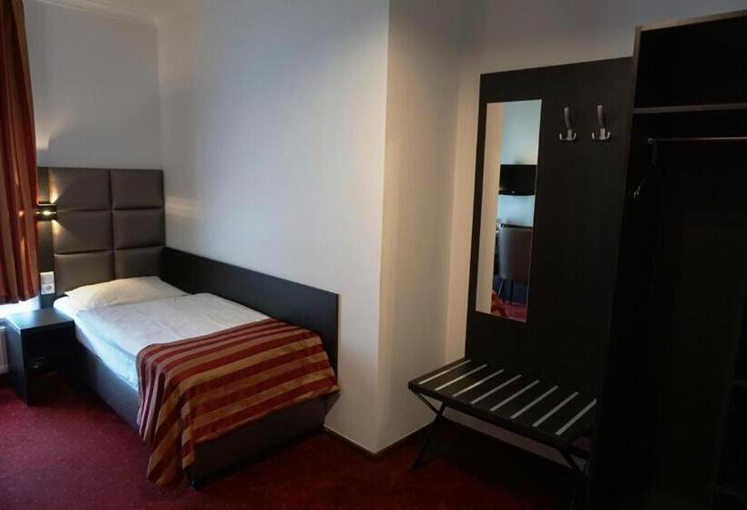 酒店 Restauracja Varia