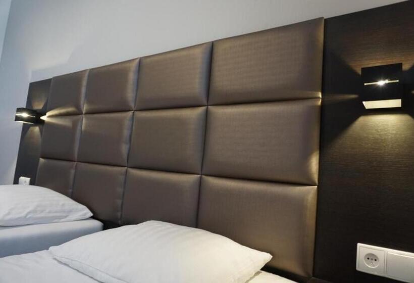 酒店 Restauracja Varia