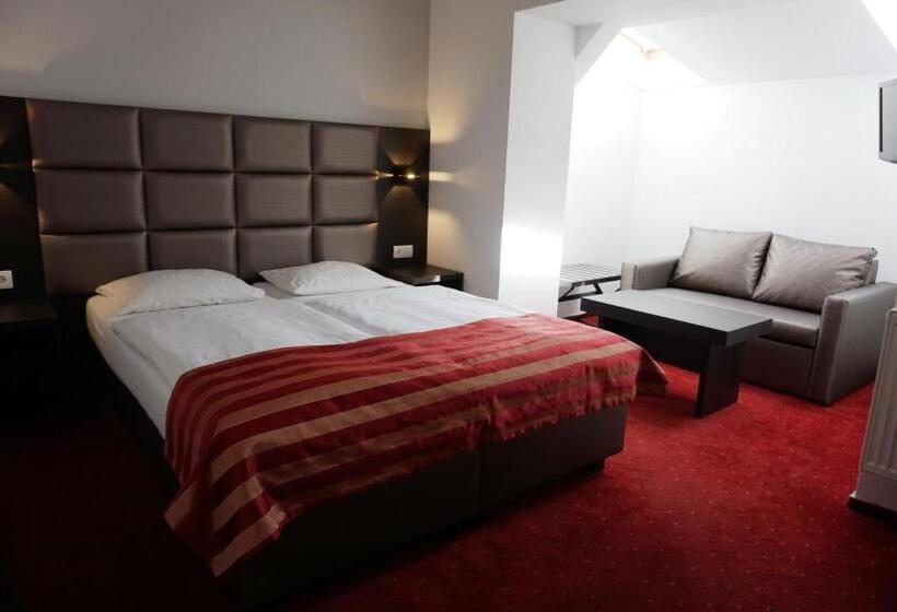 酒店 Restauracja Varia