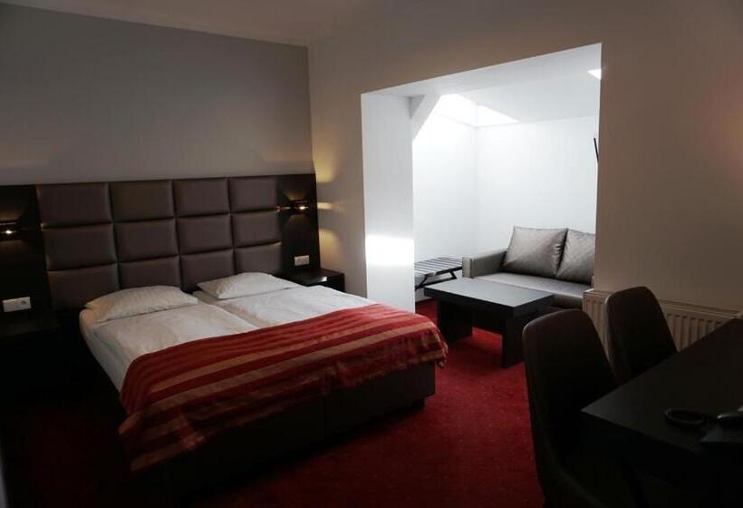 酒店 Restauracja Varia