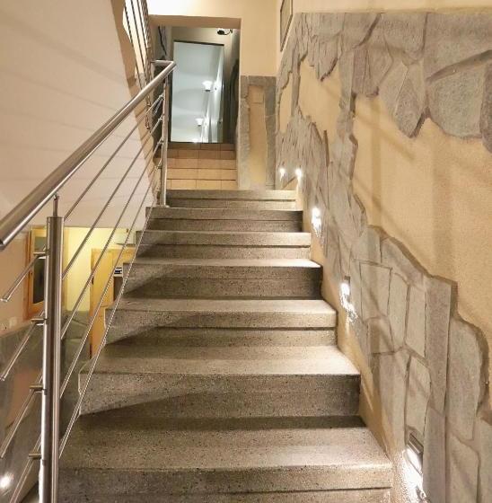 酒店 Pensjonat Tara