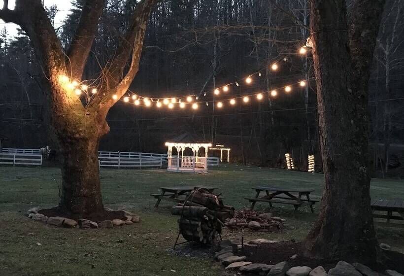 فندق Valle Crucis Farm