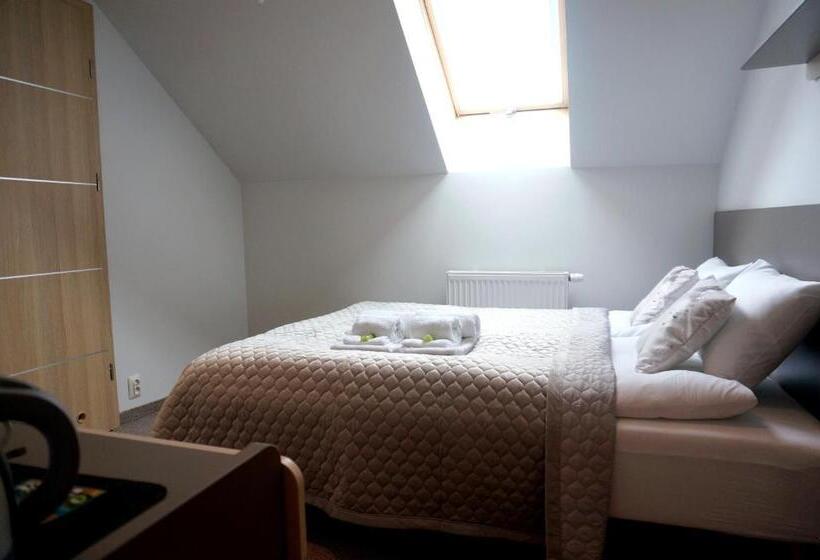 هتل Villa Modlin Airport