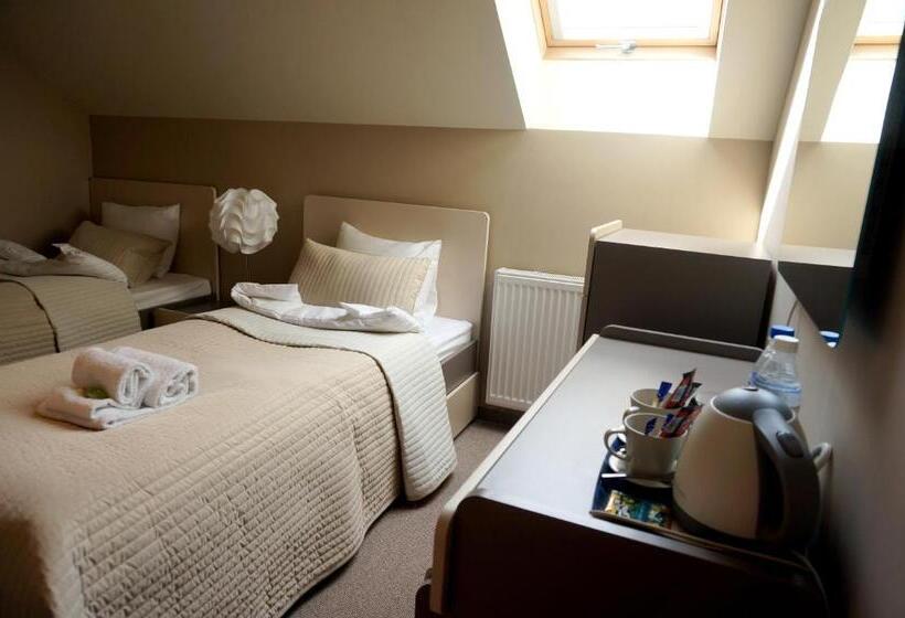 هتل Villa Modlin Airport