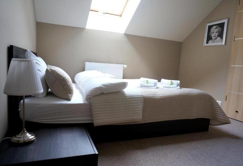 هتل Villa Modlin Airport