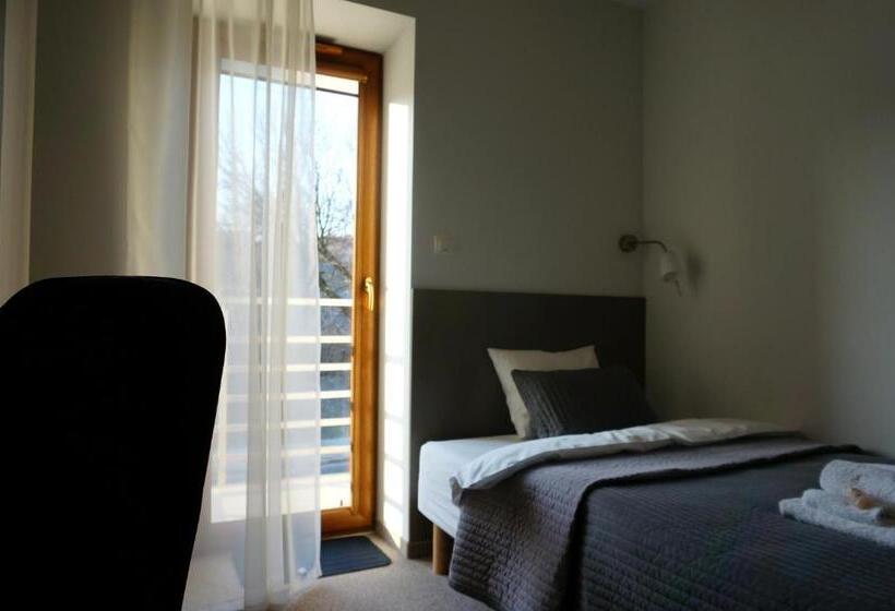 هتل Villa Modlin Airport