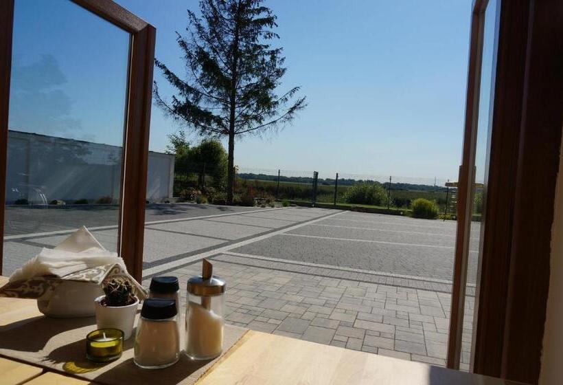 هتل Villa Modlin Airport