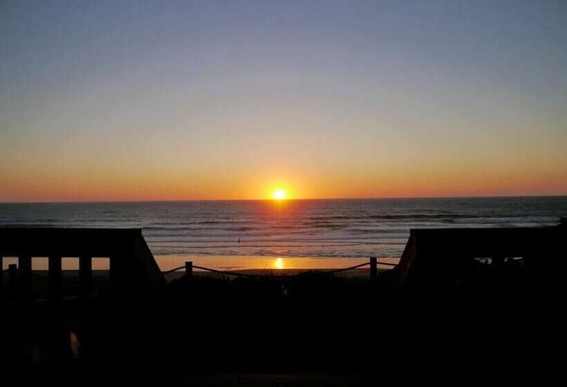 هتل West Beach Suites