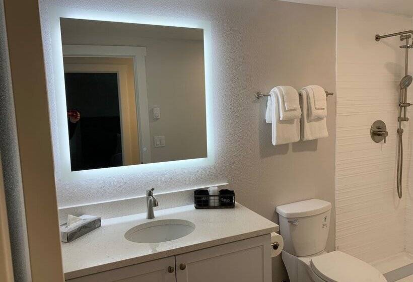 هتل West Beach Suites