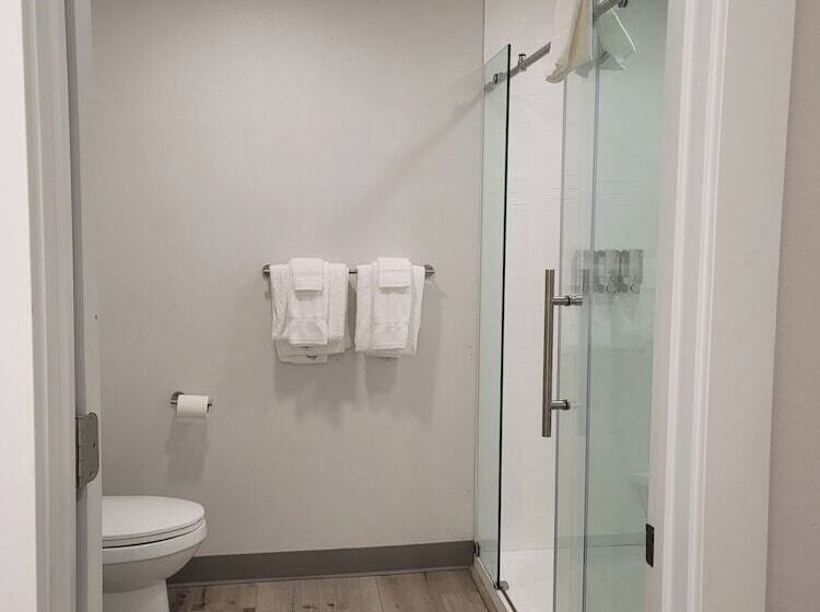 هتل West Beach Suites