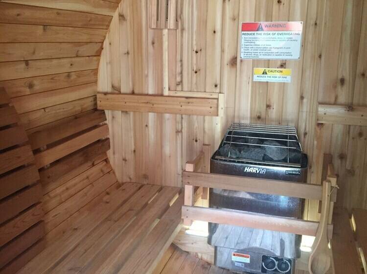 בית מלון כפרי Whitetail Creek Camping Resort