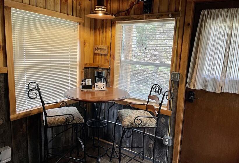 هتل Whitetail Creek Camping Resort