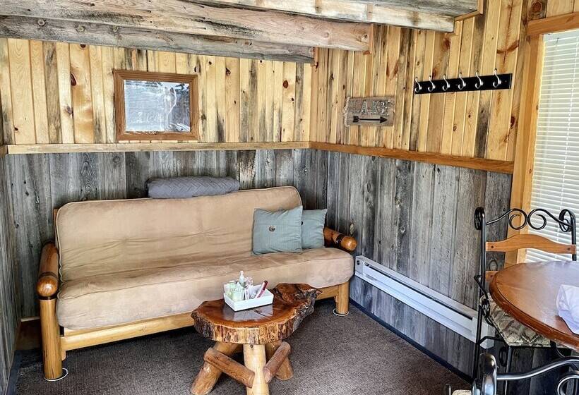 هتل Whitetail Creek Camping Resort