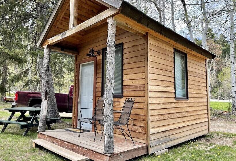 בית מלון כפרי Whitetail Creek Camping Resort