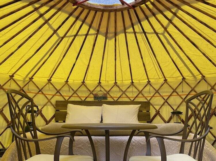 בית מלון כפרי Whitetail Creek Camping Resort