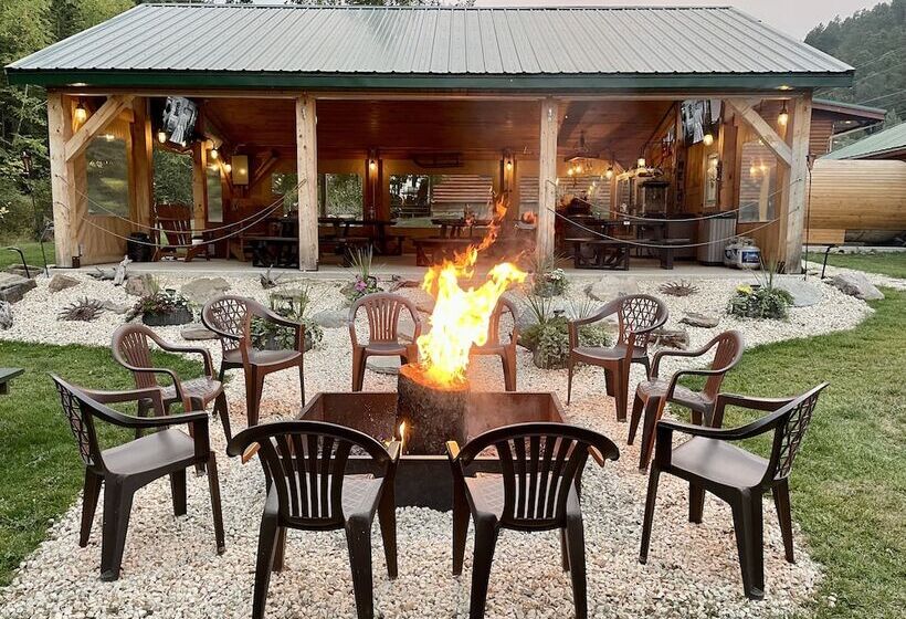 בית מלון כפרי Whitetail Creek Camping Resort