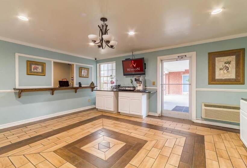 ホテル Winton Inn & Suites