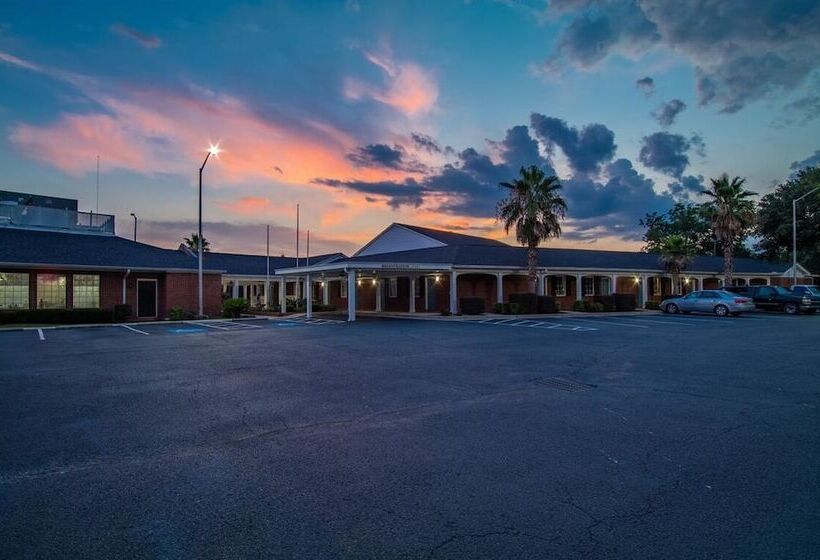 ホテル Winton Inn & Suites