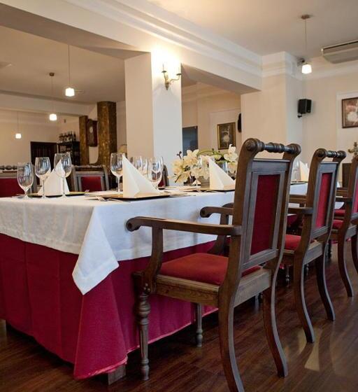 בית מלון כפרי Wzgórze Toskanii Conferences & Restaurant