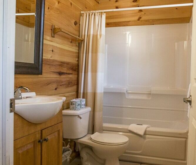 King Hendrick Motel And Suites