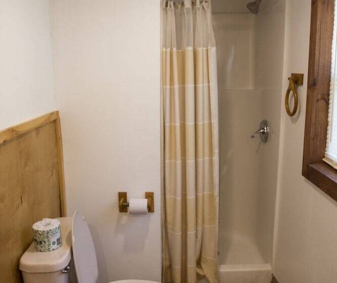 King Hendrick Motel And Suites