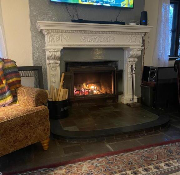 مبيت وإفطار The Brower House