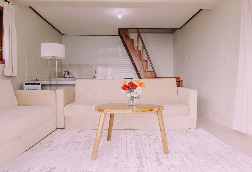 בית מלון כפרי Camaradvipa Retreat Munduk