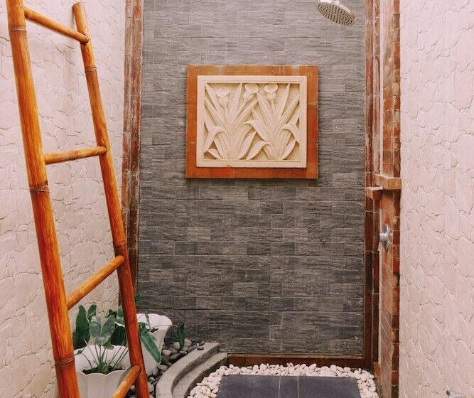 בית מלון כפרי Camaradvipa Retreat Munduk