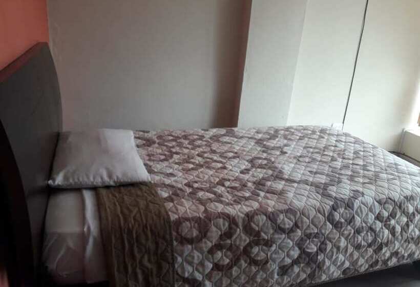 فندق Hostal Resthouse