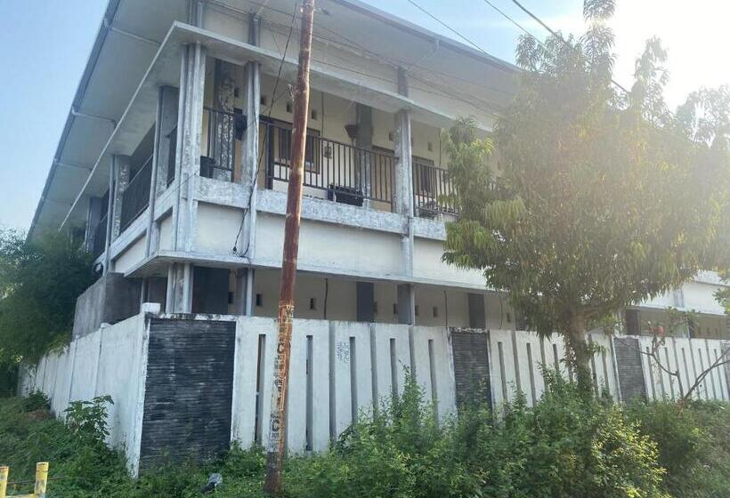 בית מלון כפרי Oyo Life 93258 Kos Sahabat