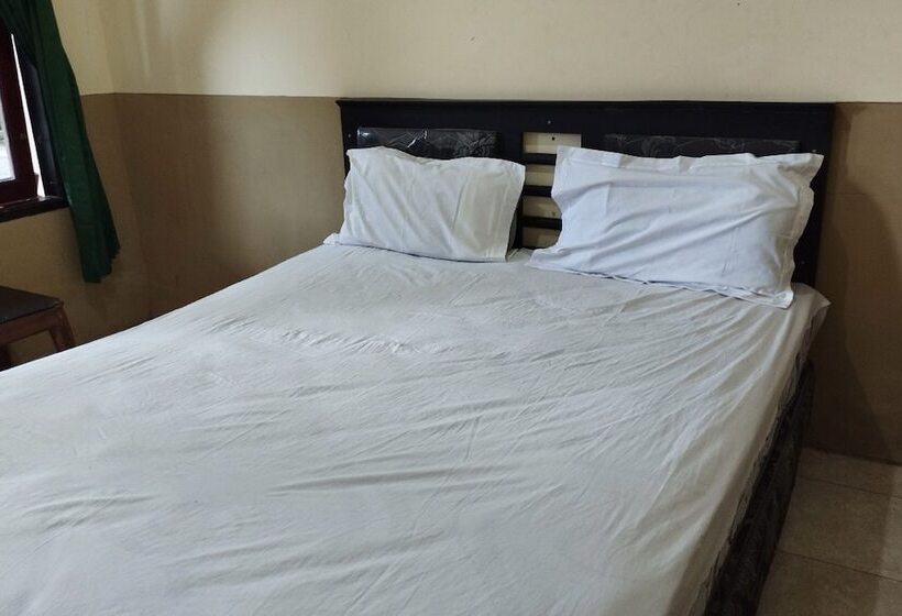 בית מלון כפרי Oyo Life 93265 Kos Cendana Seruni Raya