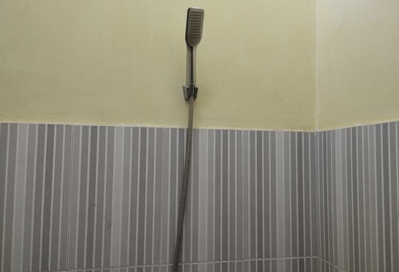 בית מלון כפרי Oyo Life 93265 Kos Cendana Seruni Raya