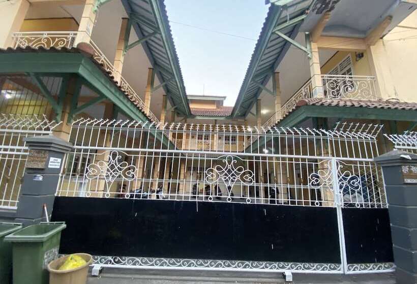 בית מלון כפרי Oyo Life 93265 Kos Cendana Seruni Raya